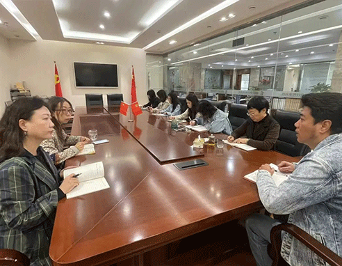 “逆行者”有御风而行的勇气，“坚守者”有守望相助的执着。